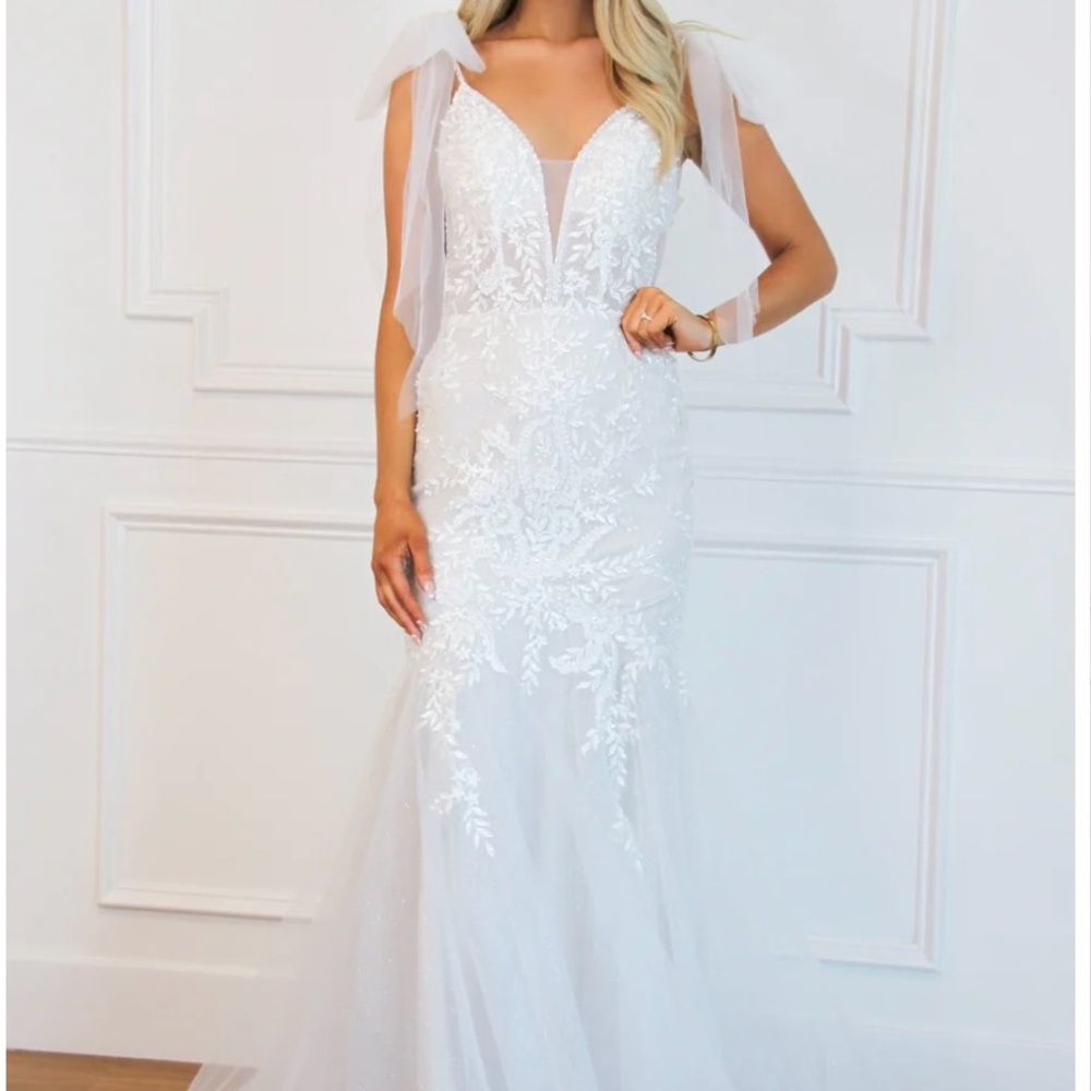 Elegant White Lace Appliqué Tulle Gown - Women Dresses - Picture 4 of 5
